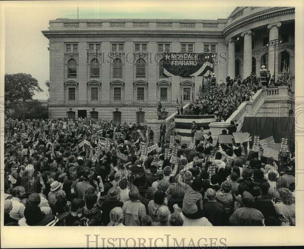 1984 Press Photo Huge Crowd at Walter Mondale&#39;s presidential campaign trail. - Historic Images