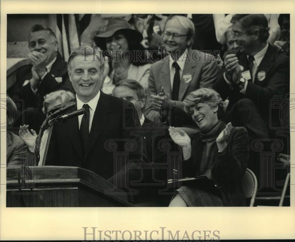 1984 Press Photo Humorous Walter Mondale on presidential campaign with Ferraro. - Historic Images