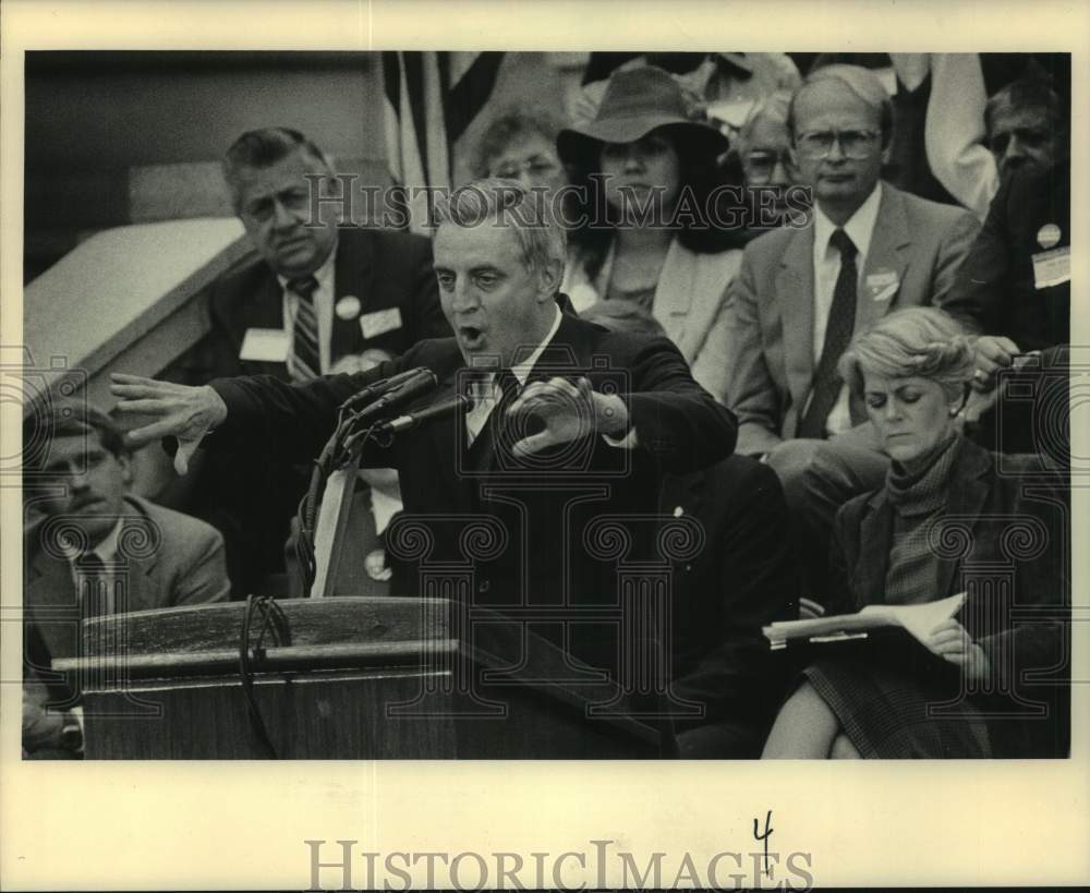 1984 Press Photo Walter Mondale and others during his presidential campaign - Historic Images