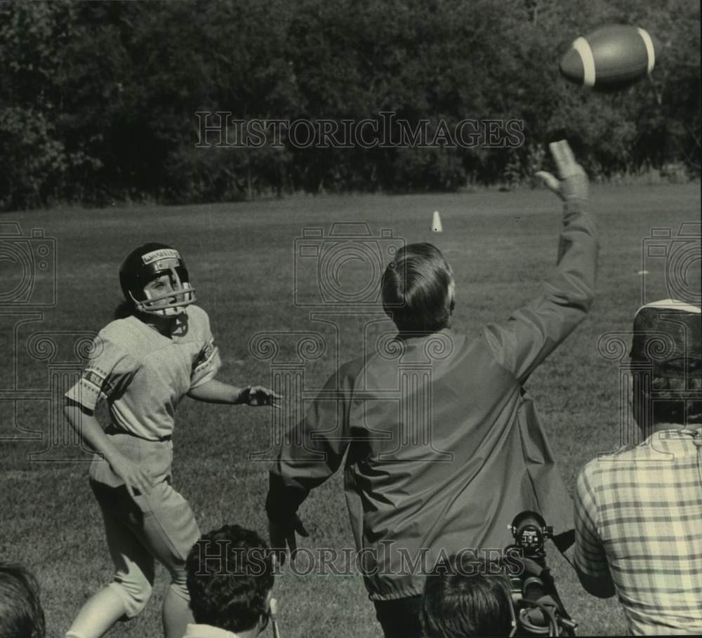 1985 Press Photo Walter Mondale threw a pass to Debby Wasielewski Green Bay - Historic Images