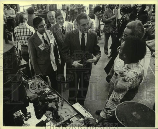 1980 Press Photo Walter Mondale and Others, Presidential Campaign Milwaukee - Historic Images