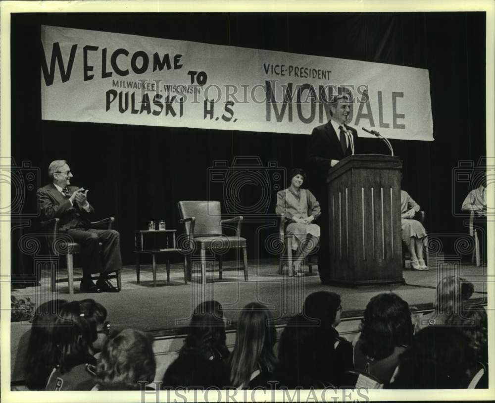 1980 Press Photo Walter Mondale and Others, Presidential Campaign Milwaukee - Historic Images