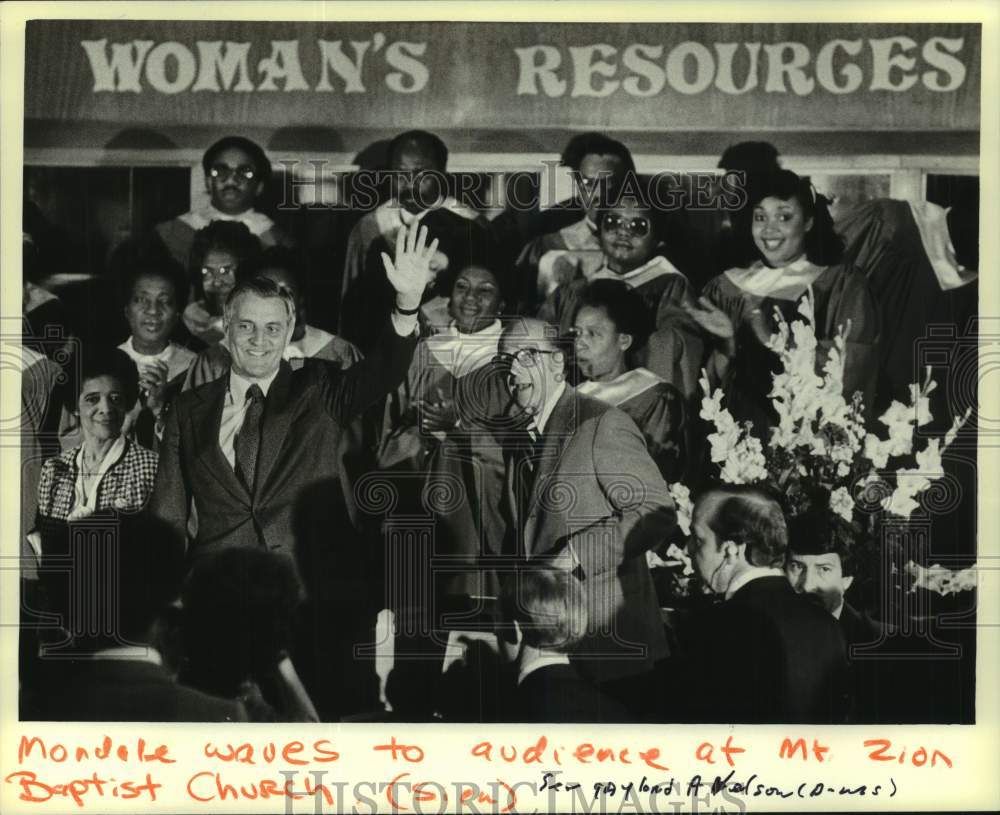 1980 Press Photo Walter Mondale and others at Mt. Zion Baptist Church Milwaukee - Historic Images