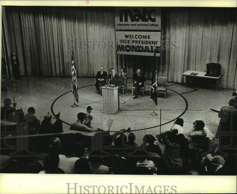 1980 Press Photo Walter Mondale and others presidential campaign Milwaukee - Historic Images