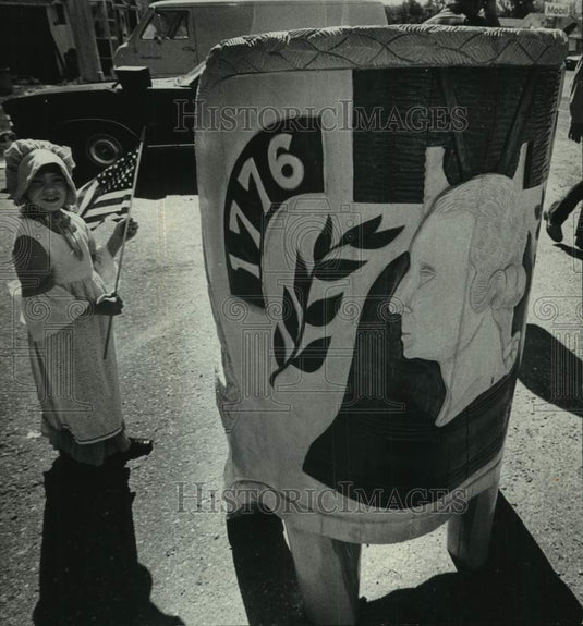 1976 Press Photo Little Girl and Chair at United States Bicentennial Milwaukee - Historic Images