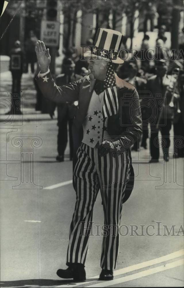 1976 Press Photo Dressed as Uncle Sam, Bill Leppien in Bicentennial parade. - Historic Images