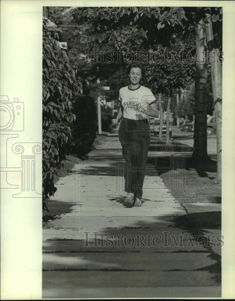 1982 Press Photo Wellness expert Susan Stephani exercising - mjc31708 - Historic Images