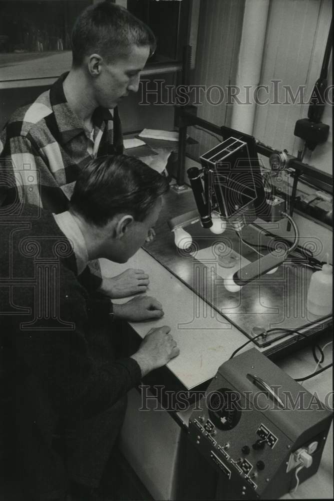 1957 Press Photo University of Wisconsin-Madison students in the laboratories- Historic Images
