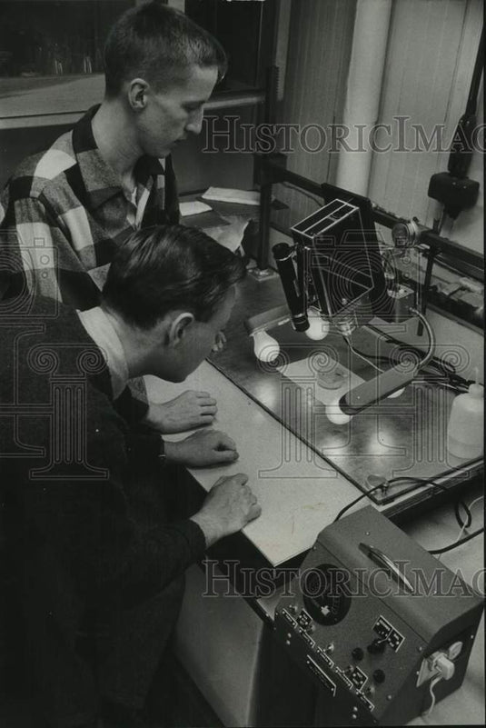 1957 Press Photo University of Wisconsin-Madison students in the laboratories- Historic Images