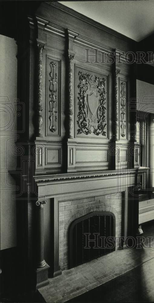 1981 Press Photo Fireplace at Holton Hall at University of Wisconsin-Milwaukee - Historic Images