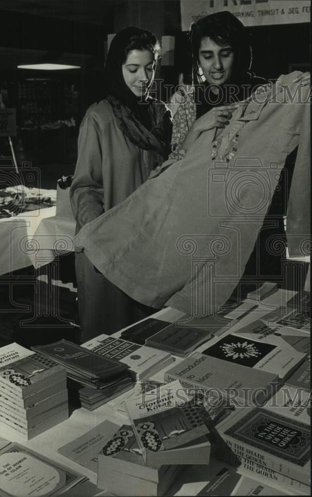 1989 Press Photo Shopping at the University of Wisconsin-Milwaukee Islam Days - Historic Images