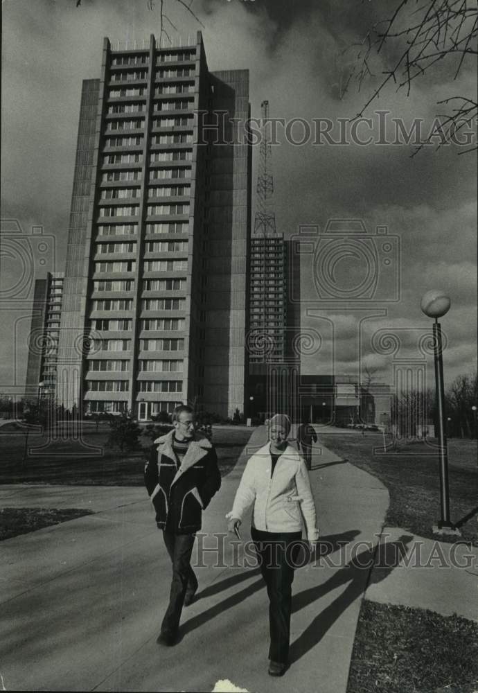 1976 Press Photo Sandburg Hall dormitories at University of Wisconsin-Milwaukee - Historic Images