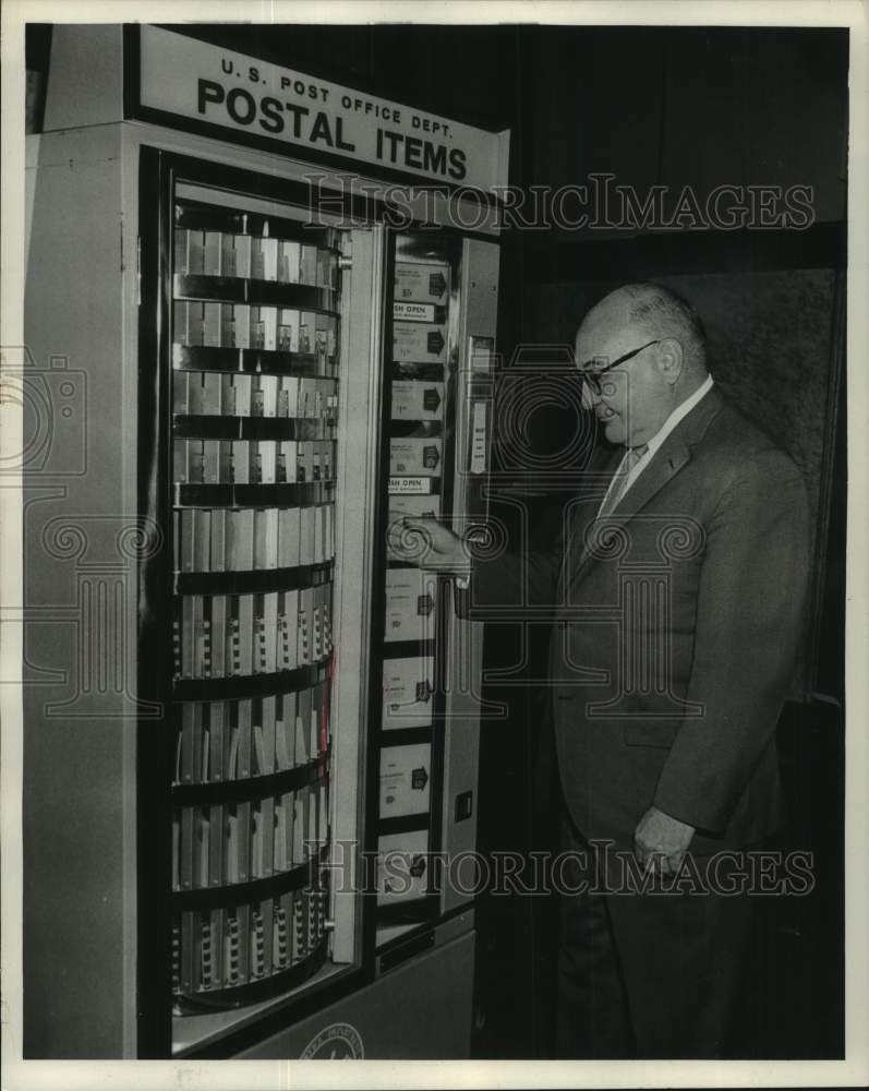 1964 Press Photo Milwaukee Postmaster Fredrick Johns with dispensing machines - Historic Images