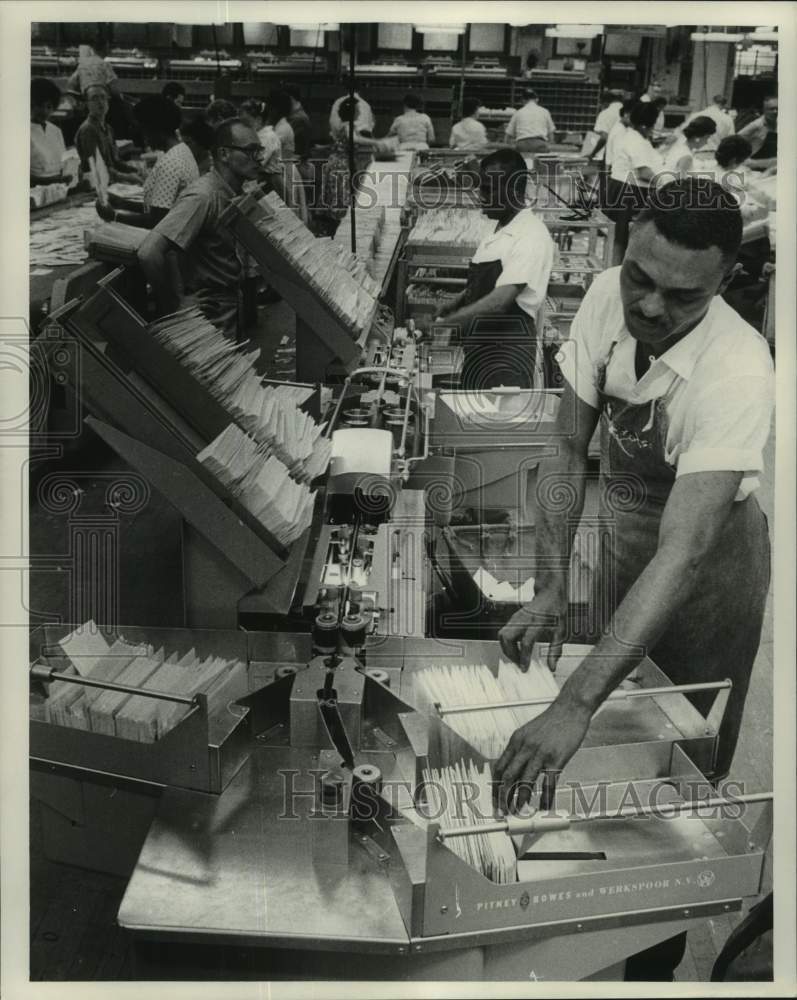 1963 Press Photo Milwaukee postal workers and their new stamp canceling machine - Historic Images