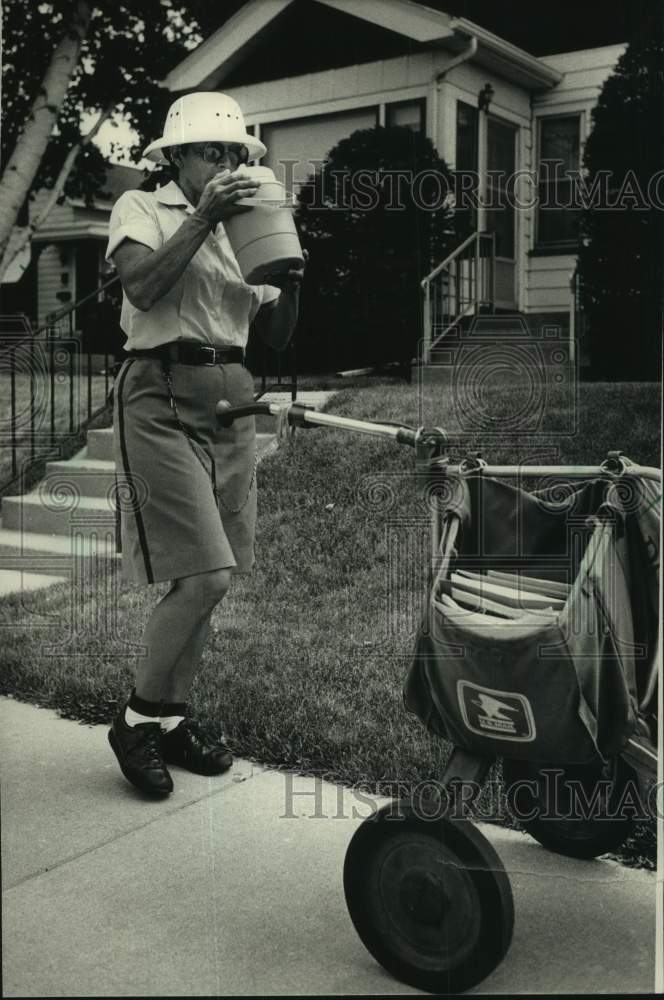 1988 Press Photo Milwaukee mail carrier Jeanette Morgan delivering mail - Historic Images