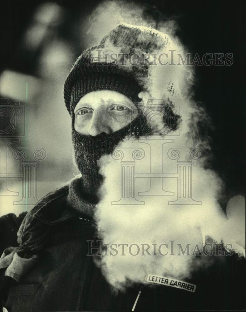 1988 Press Photo Milwaukee mail carrier Al Stroik bundles up while delivering - Historic Images