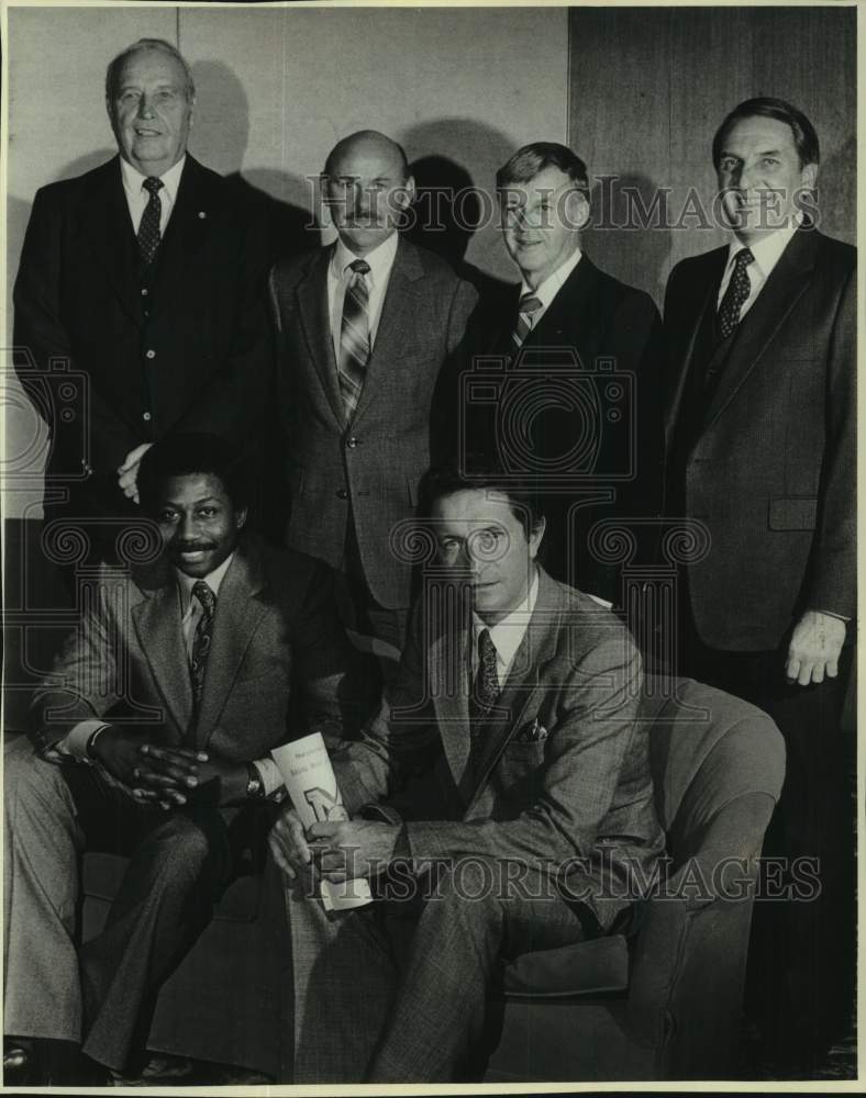 1981 Press Photo Al McGuire and others at Marquette Club Hall - mjc31763 - Historic Images