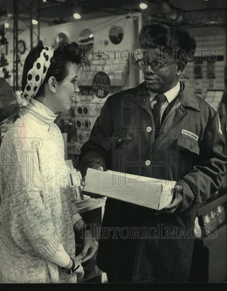 1988 Press Photo Mailman Lively Lewis and Diane Daley at Astors, Milwaukee - Historic Images