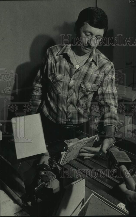 1986 Press Photo Mailman John E. Bitney uses letter sorting machine, Milwaukee - Historic Images