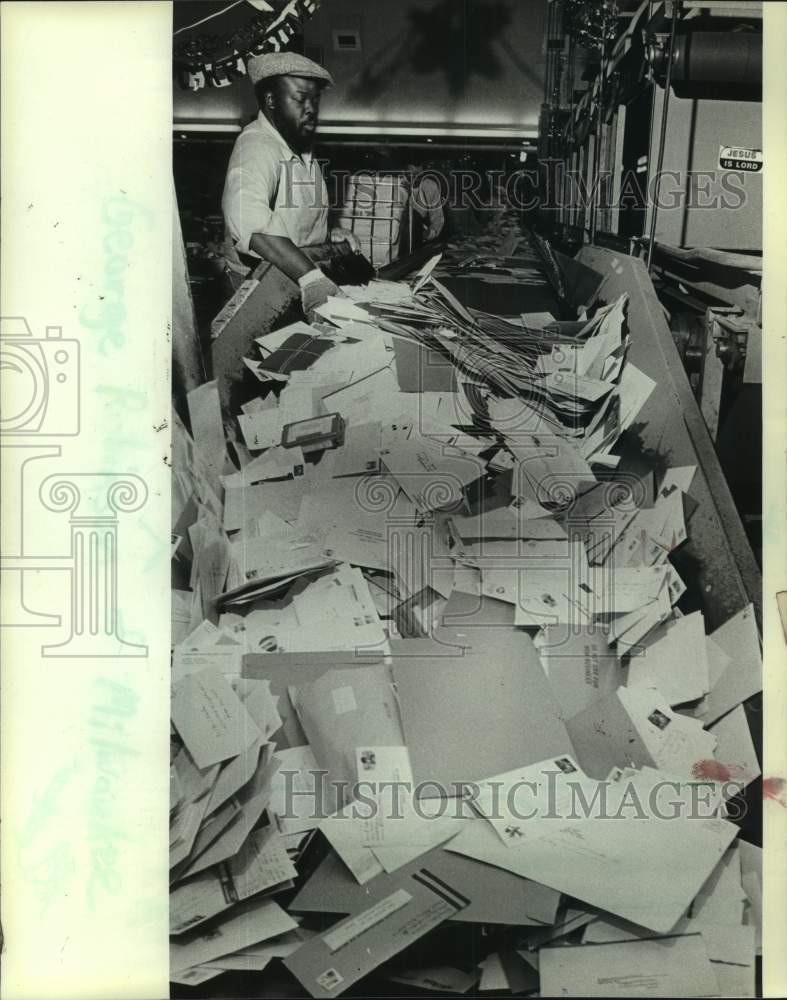 1982 Press Photo Mail processor George Robinson mans conveyor belt, Milwaukee - Historic Images