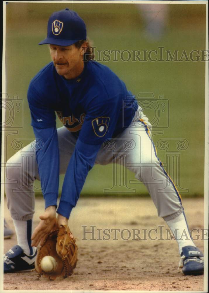 1993 Press Photo Robin Yount taking grounders during practice - mjc31798 - Historic Images