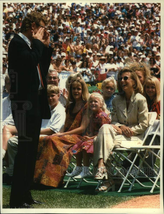 1994 Press Photo Robin Yount at ceremony to retire his No. 19, County Stadium - Historic Images