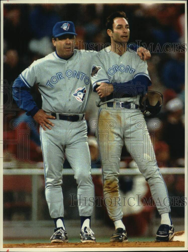 1993 Press Photo Blue Jay coach Nick Leyva leans on Paul Molitor during game - Historic Images
