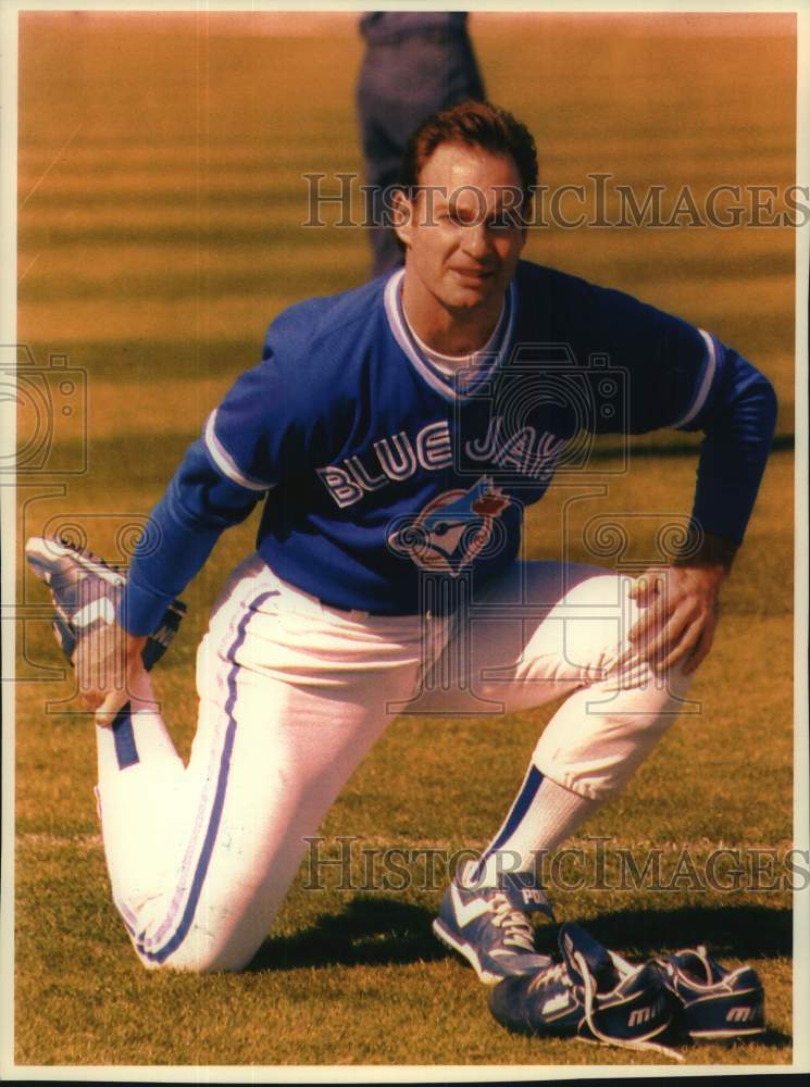 1993 Press Photo Toronto Blue Jay Paul Molitor warms up on field - mjc31839 - Historic Images