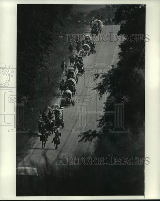 1976 Press Photo Frank Brown and others in wagons for Bicentennial, Wisconsin - Historic Images
