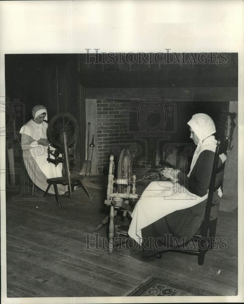1951 Press Photo Skilled Artisans Recreate Distaff Techniques, Old Sturbridge MA-Historic Images