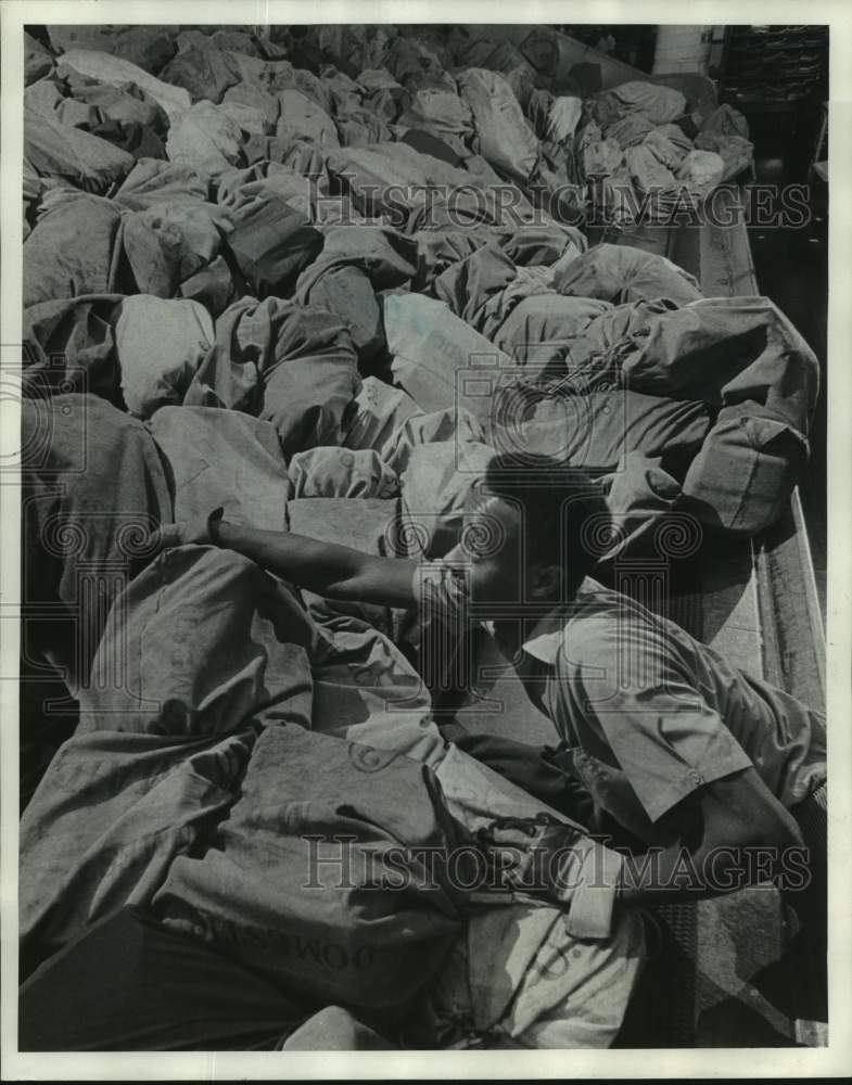 1975 Press Photo Clerk Processing Mail, U.S. Post Office, Milwaukee, Wisconsin - Historic Images
