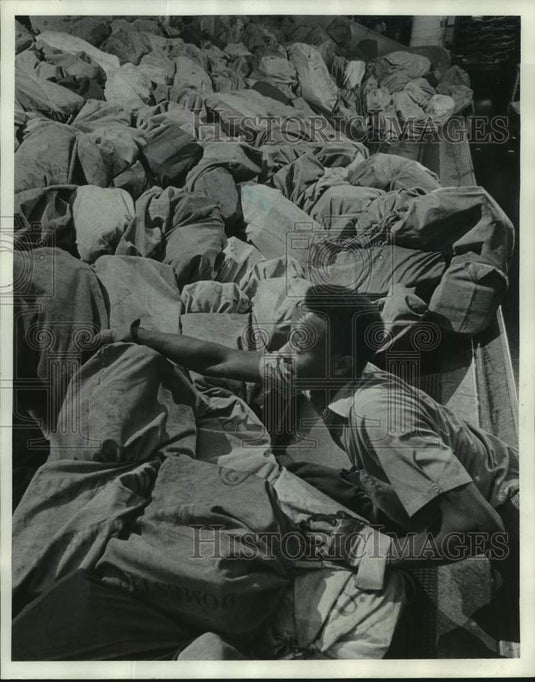 1975 Press Photo Clerk Processing Mail, U.S. Post Office, Milwaukee, Wisconsin - Historic Images