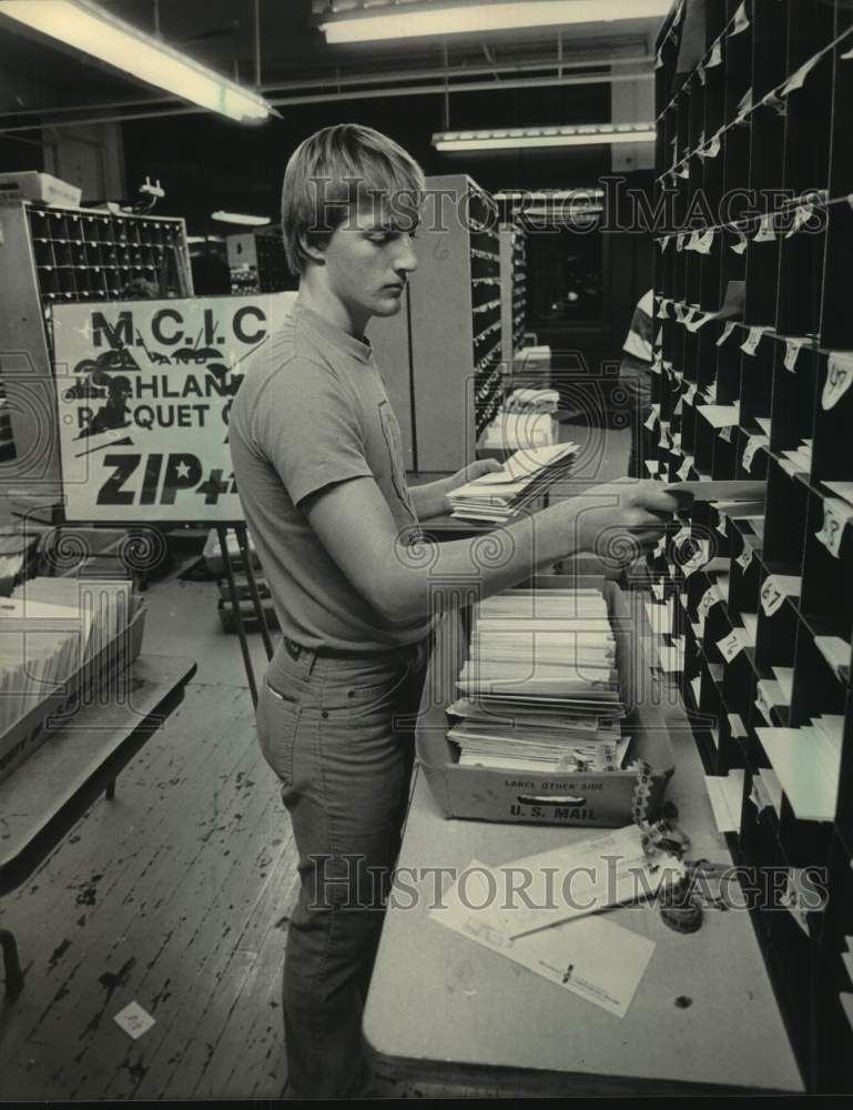 1984 Press Photo Dean Rewollnski sorting mail by hand, Milwaukee - mjc31864 - Historic Images