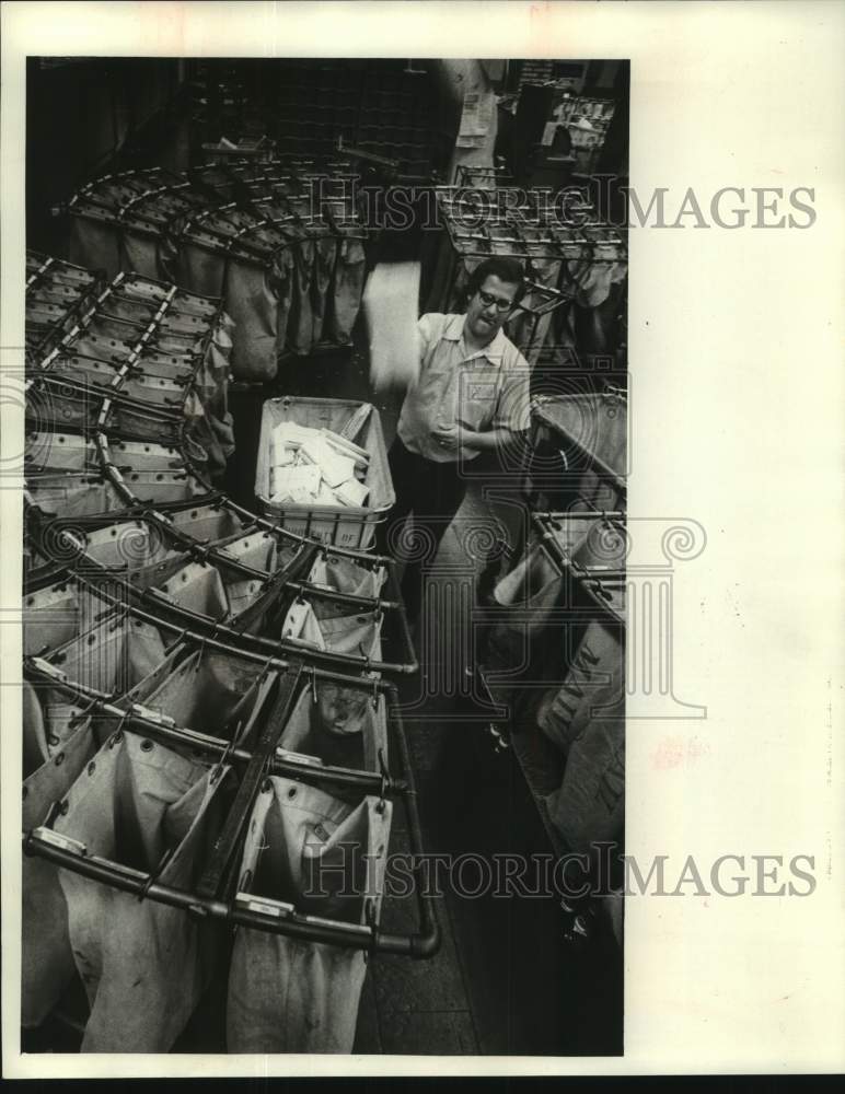 1978 Press Photo Postman sorting mail at Milwaukee Post Office - mjc31865 - Historic Images