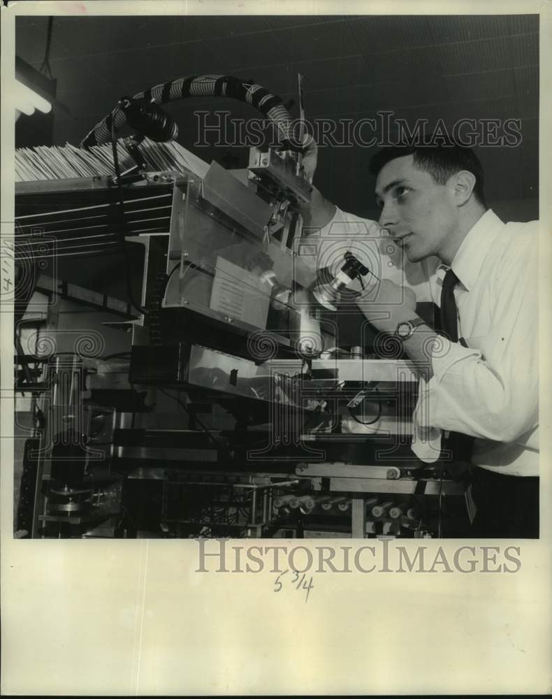 1958 Press Photo Jerry Rosenberg adjusts photoelectric mechanism that reads code - Historic Images