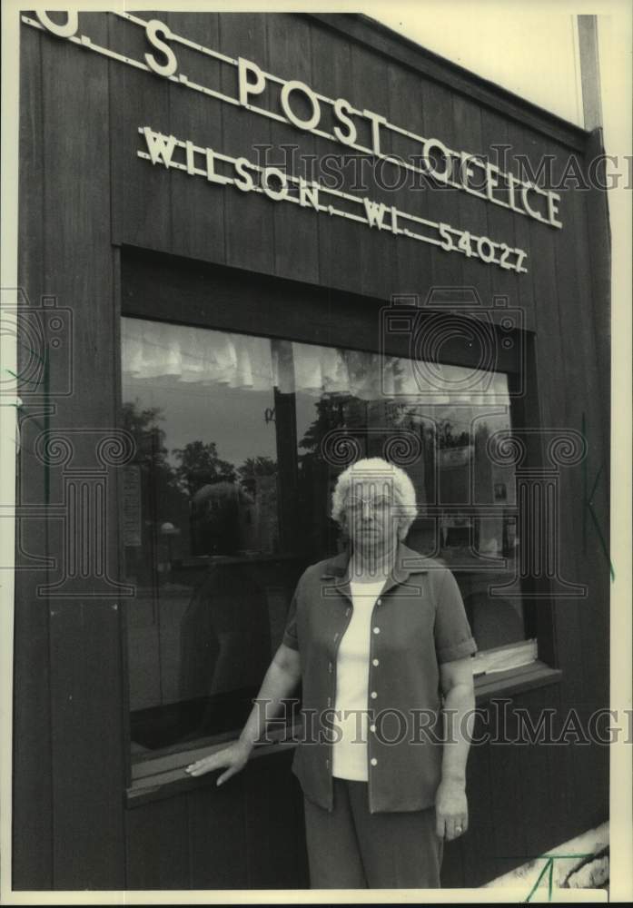 1985 Press Photo Elaine Karnes, Postmaster at Wilson, Wisconsin post ice - Historic Images