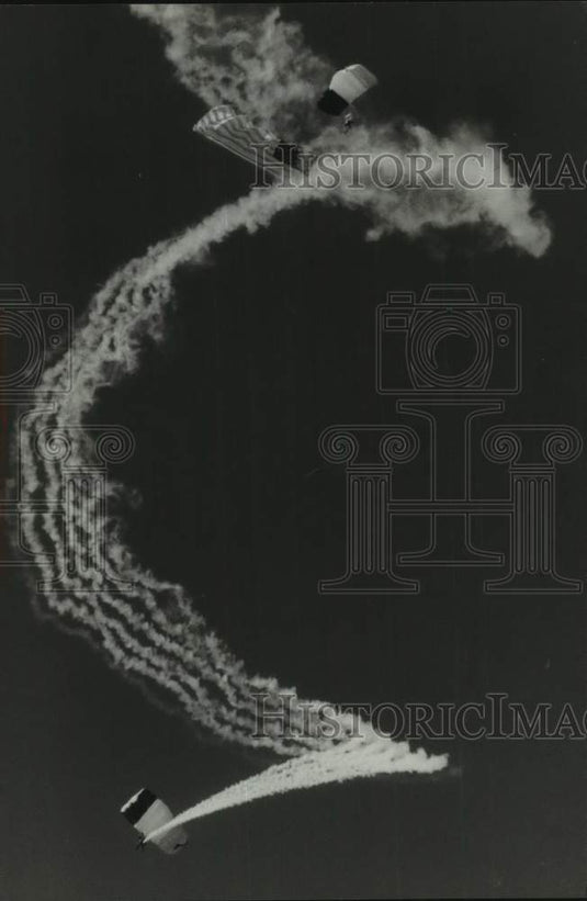 1993 Press Photo Skydiving and aerobatic acts at the air show, Wisconsin - Historic Images