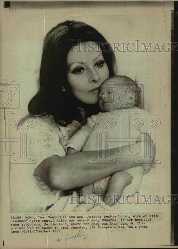 1973 Press Photo Actress Sophia Loren holding her son, Edoardo, Switzerland - Historic Images