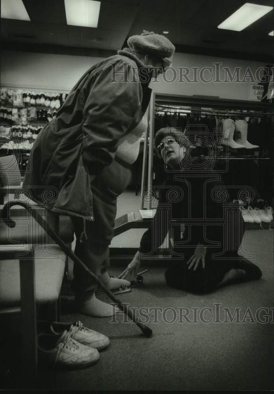 1994 Press Photo Pedorthist Alice Karlin at Stan's Bootery & other, Milwaukee - Historic Images