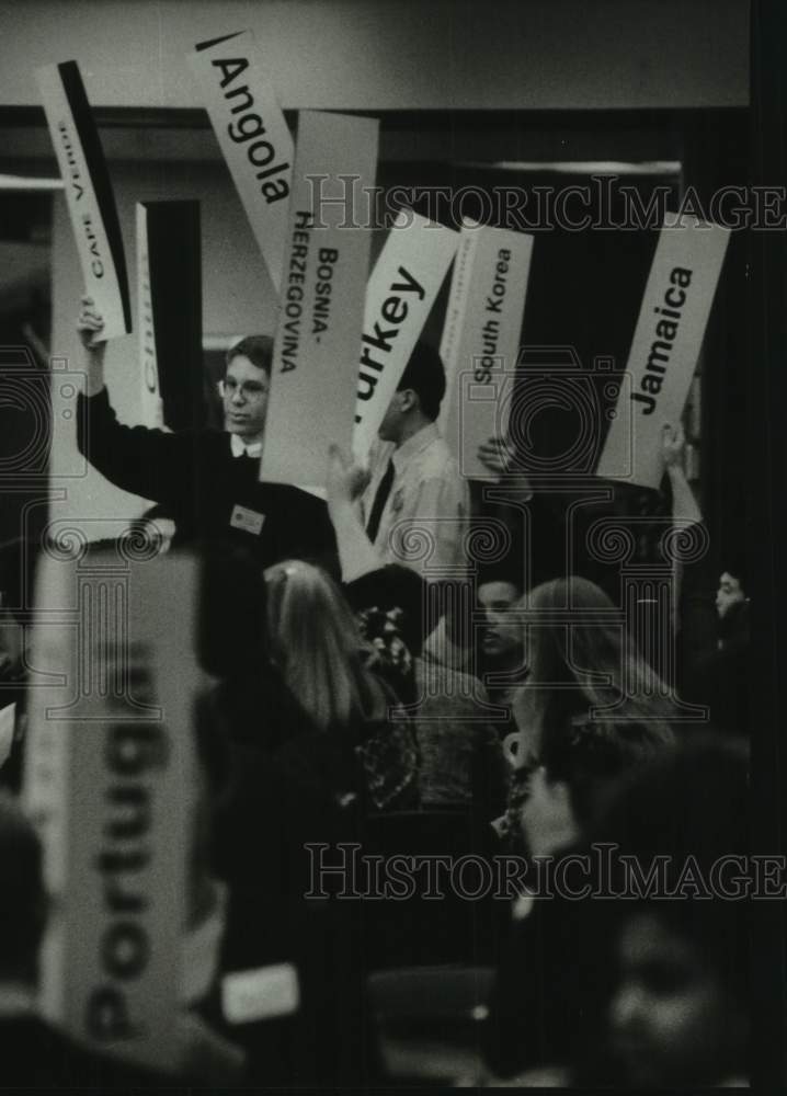 1994 Press Photo Students vote at model UN at University of Wisconsin-Milwaukee. - Historic Images