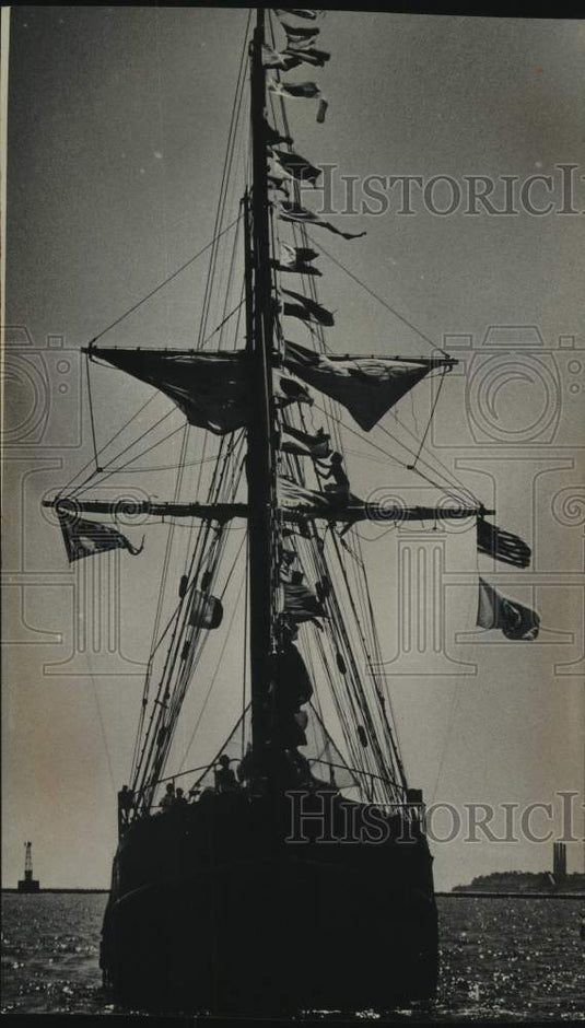 1976 Press Photo The tall ship, Erawan, sailed into Milwaukee Harbor. - Historic Images