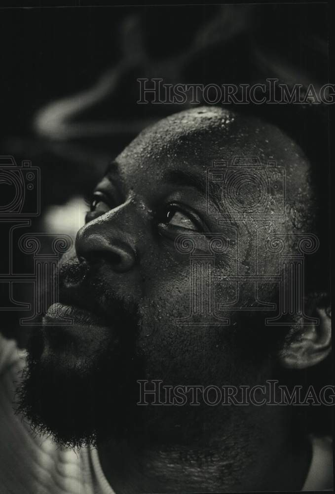 1988 Press Photo James Dowell drenched in sweat works at One Hour Valet Cleaners - Historic Images