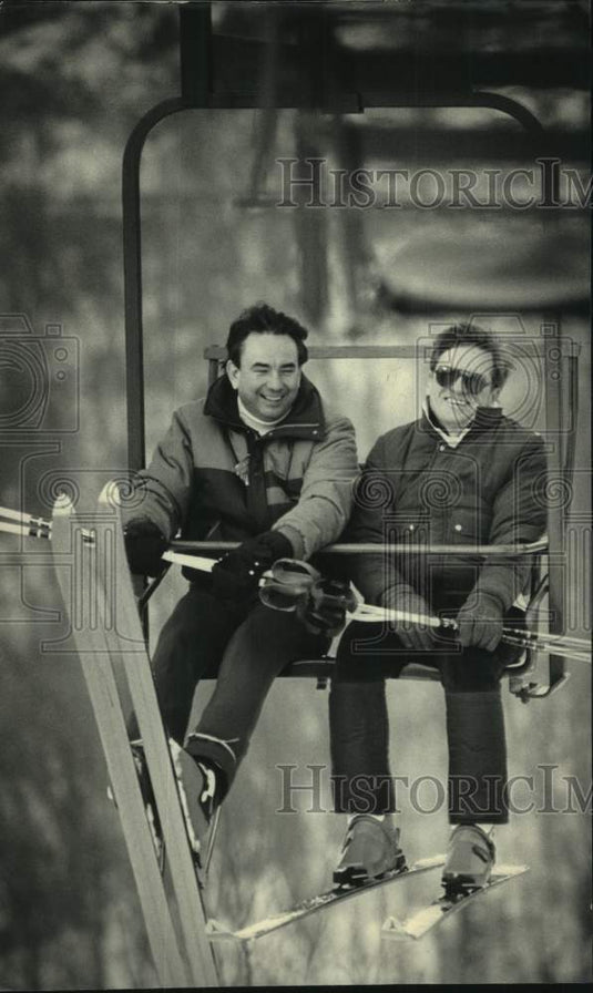 1987 Press Photo Governor Thompson and Ted Motschman took lift over the weekend. - Historic Images