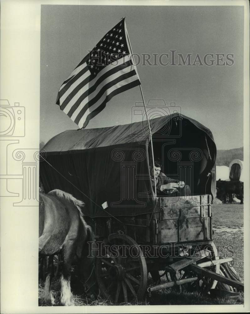 1976 Press Photo Gene Anderson at Bicentennial Wagon Train encampment, Wisconsin - Historic Images