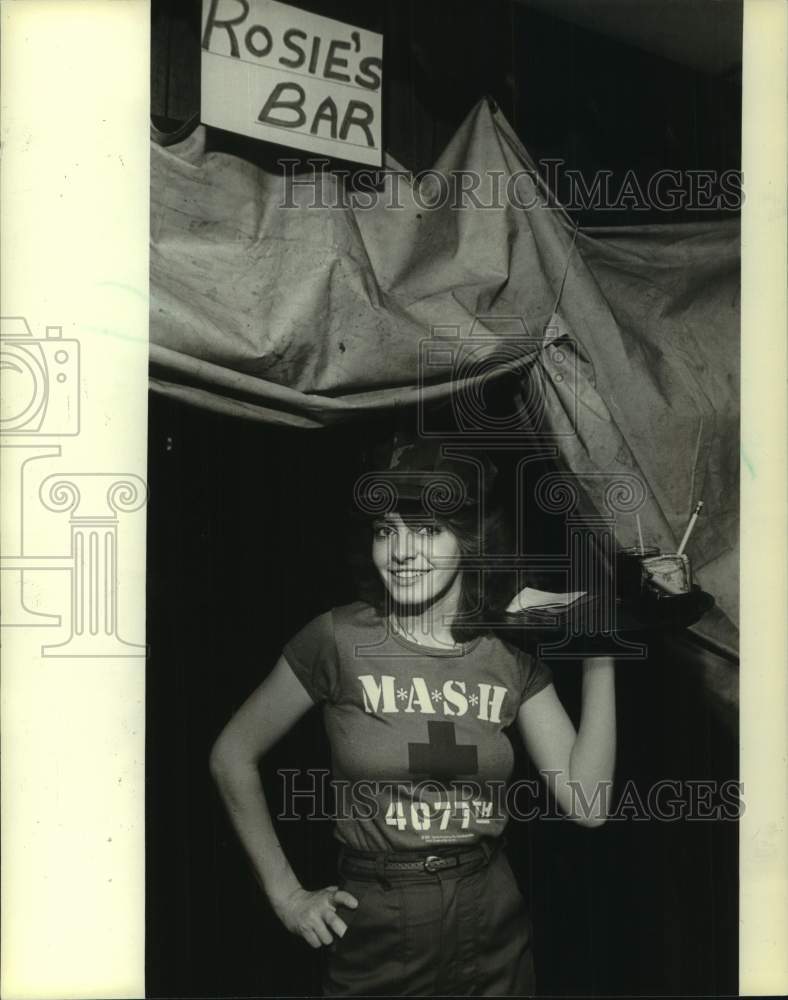 1982 Press Photo waitress Susan Grober in M.A.S.H. shirt in Waukesha, Wisconsin - Historic Images