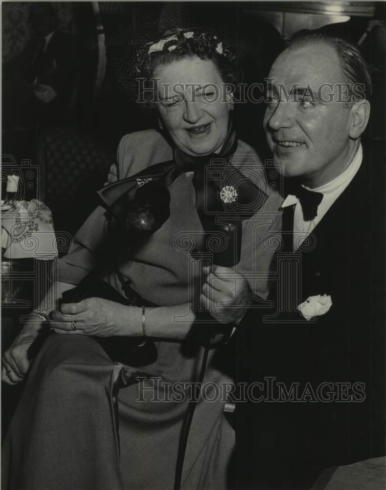 Press Photo Actor Pat O&#39;Brien with microphone - mjc32051 - Historic Images