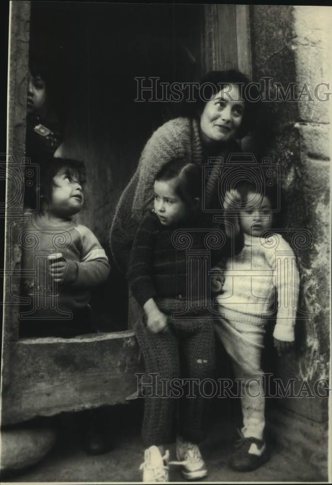 1988 Press Photo A family gathered in their home doorway, Cuzco, Peru - Historic Images