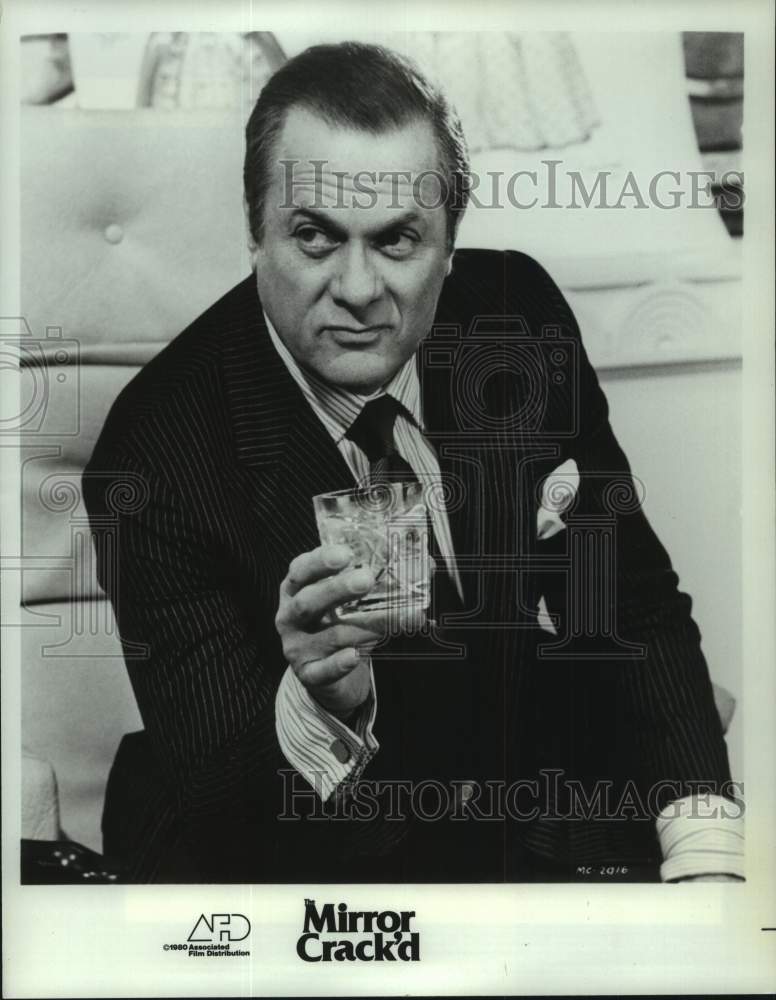 1981 Press Photo Actor Tony Curtis stars as a director in &quot;The Mirror Crack&#39;d&quot; - Historic Images