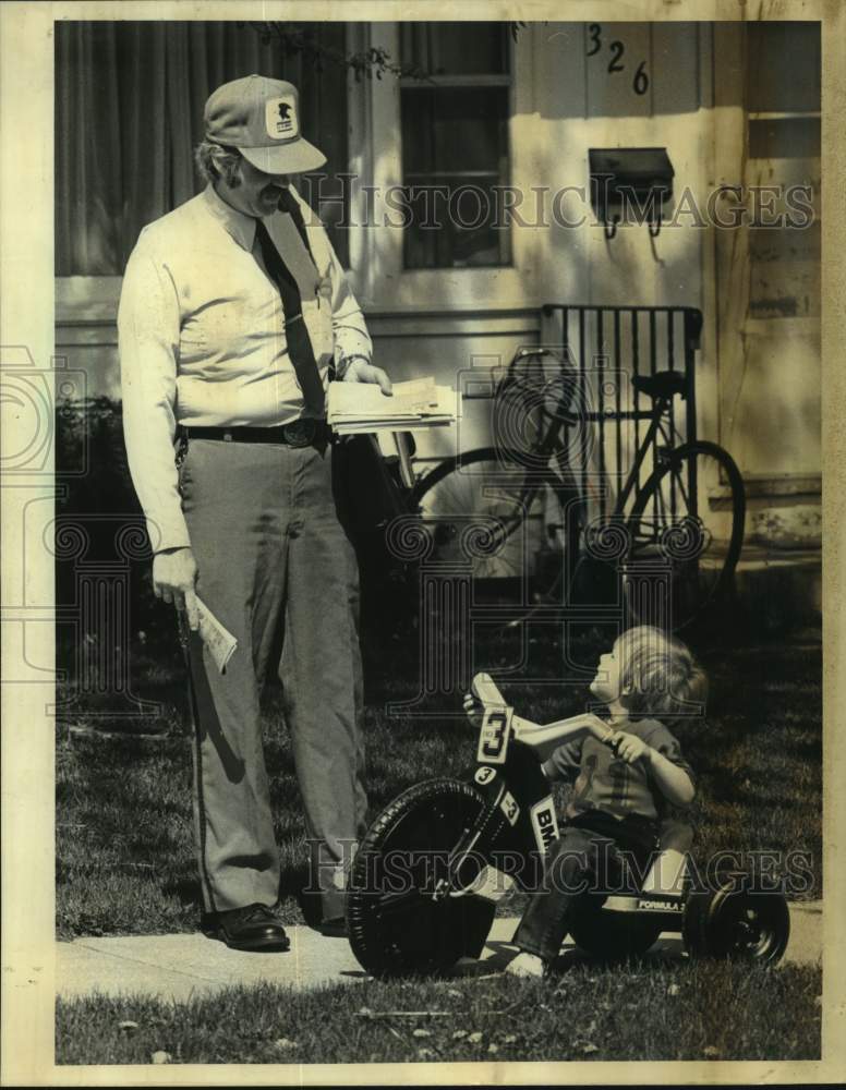 1984 Press Photo Jason Cummings greets Postman Charles Popp Waukesha - Historic Images