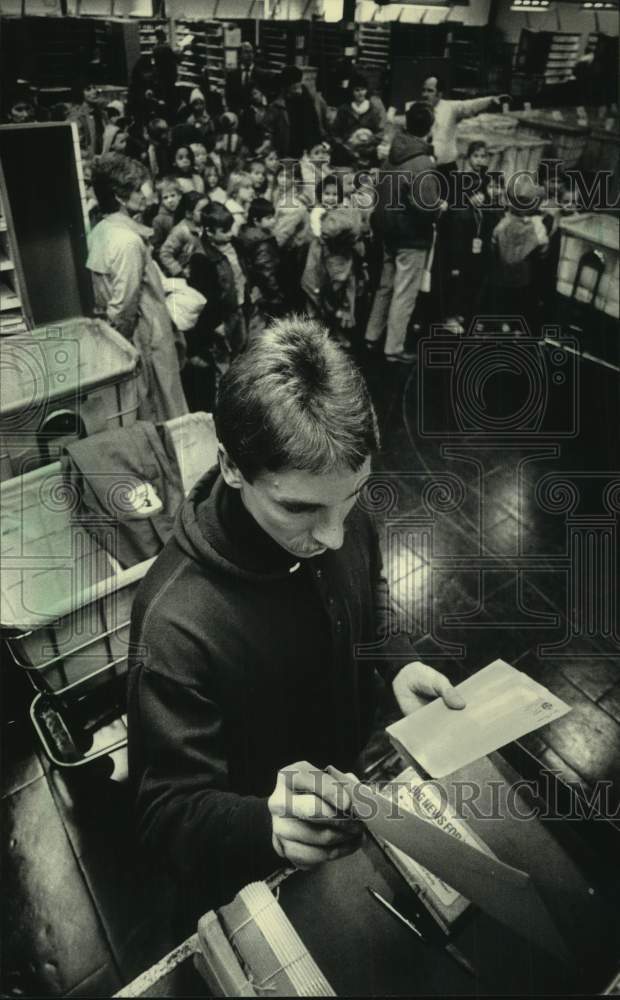 1987 Press Photo Bryon Obluck sorts mail and supervisor John Fisher gives tour - Historic Images